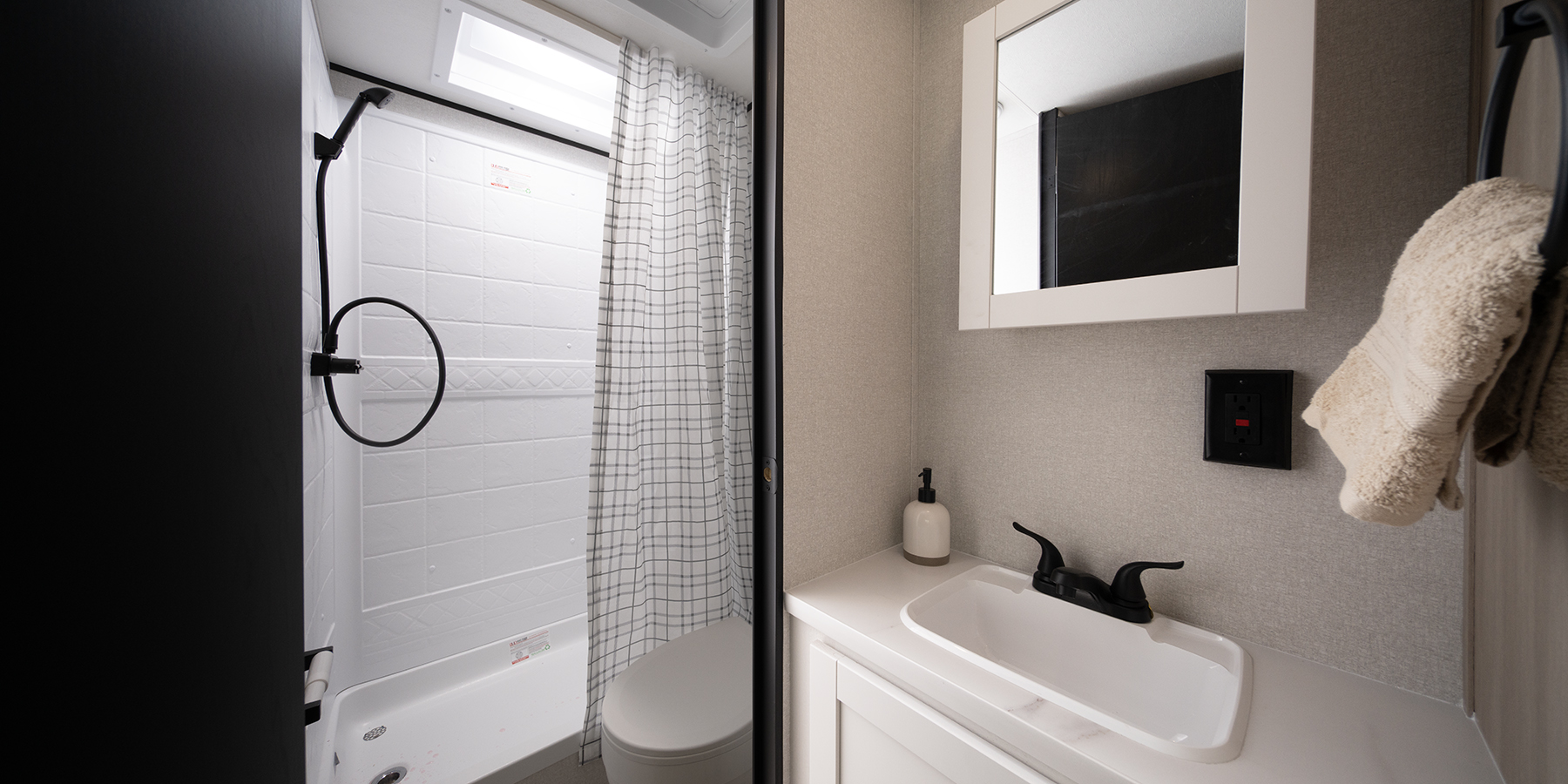 2027 Heartland Prowler 2000MB — bath