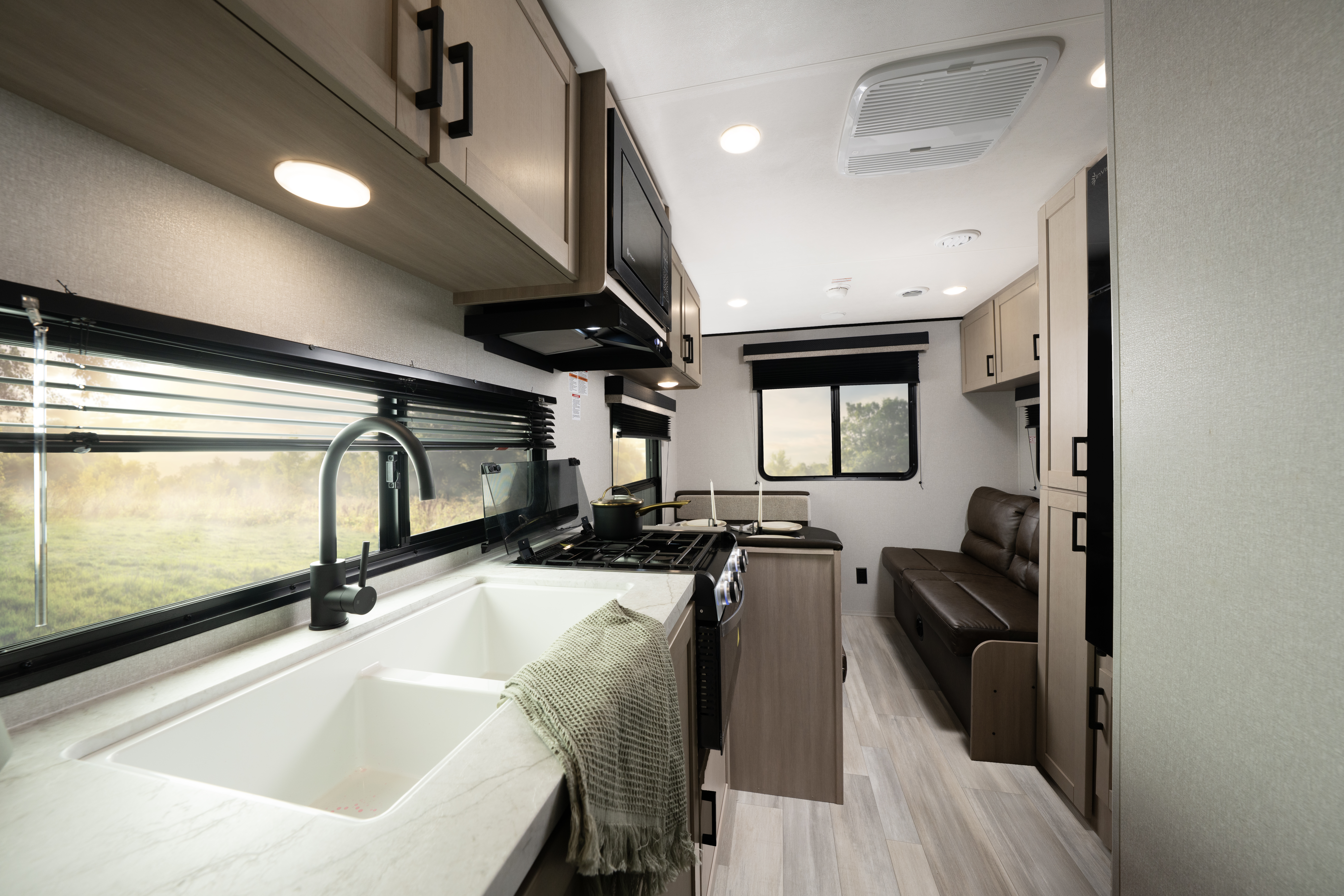 Prowler 2100QB Virtual Tour