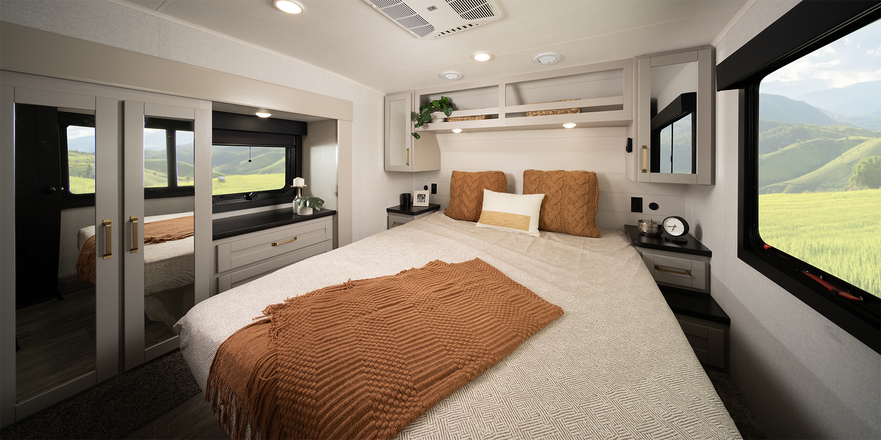 2027 Heartland Sundance 29RLCS — bed