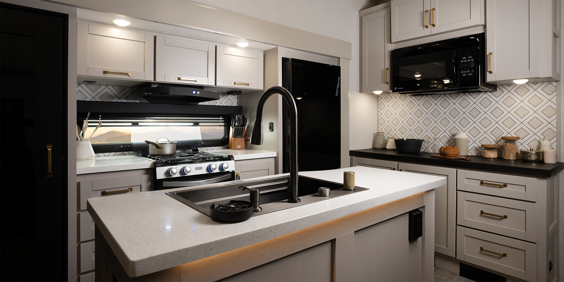 2027 Heartland Sundance 29RLCS — kitchen