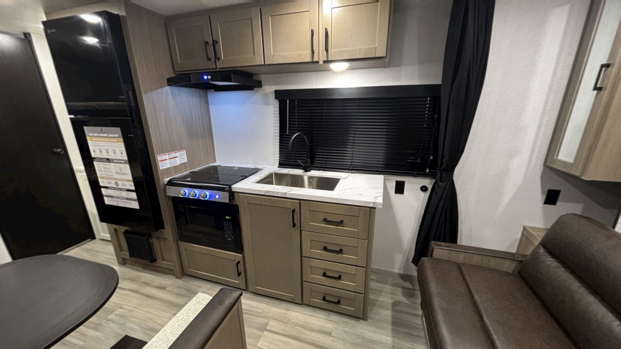 Prowler Travel Trailer 2027 2000MB-2027 – East Virtual Tour