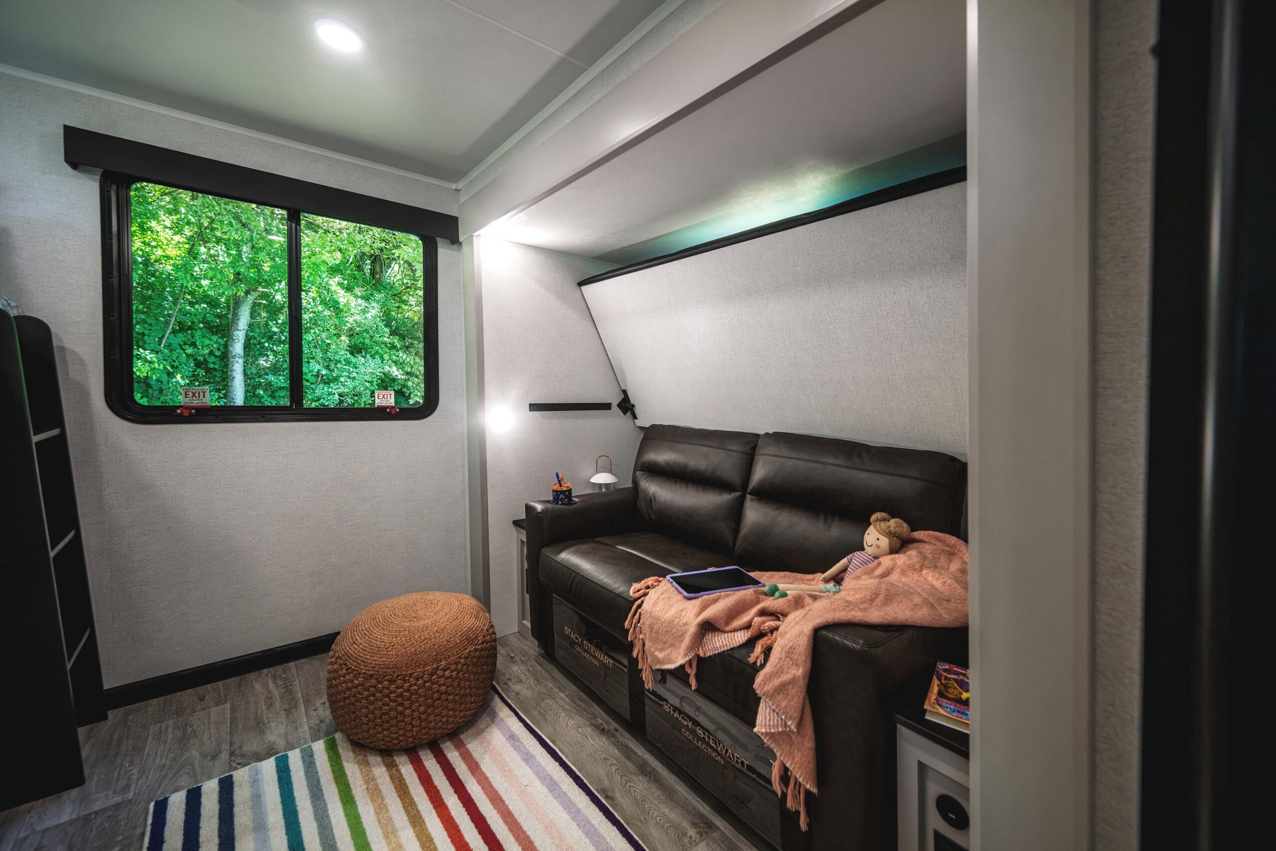 2027 Heartland Sundance 31BROK interior photo 5