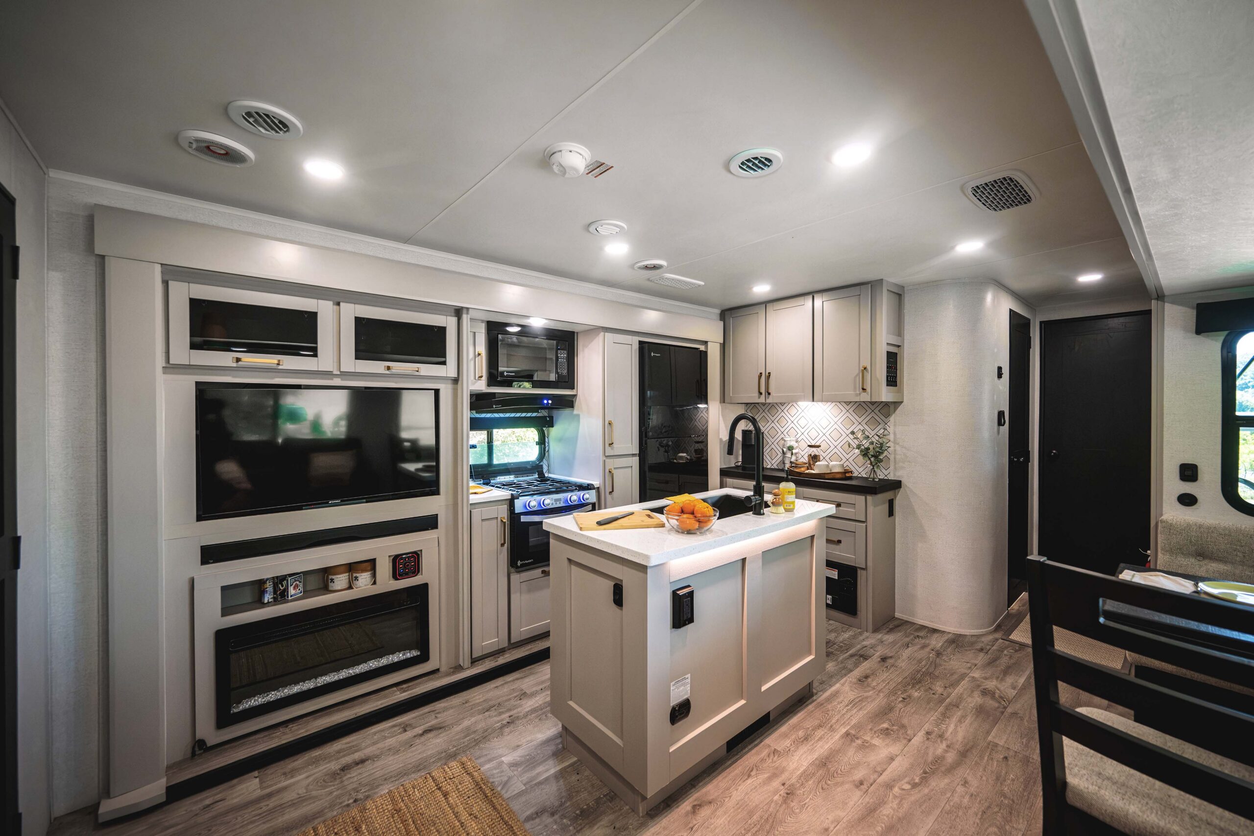 2027 Heartland Sundance 31BROK interior photo 2