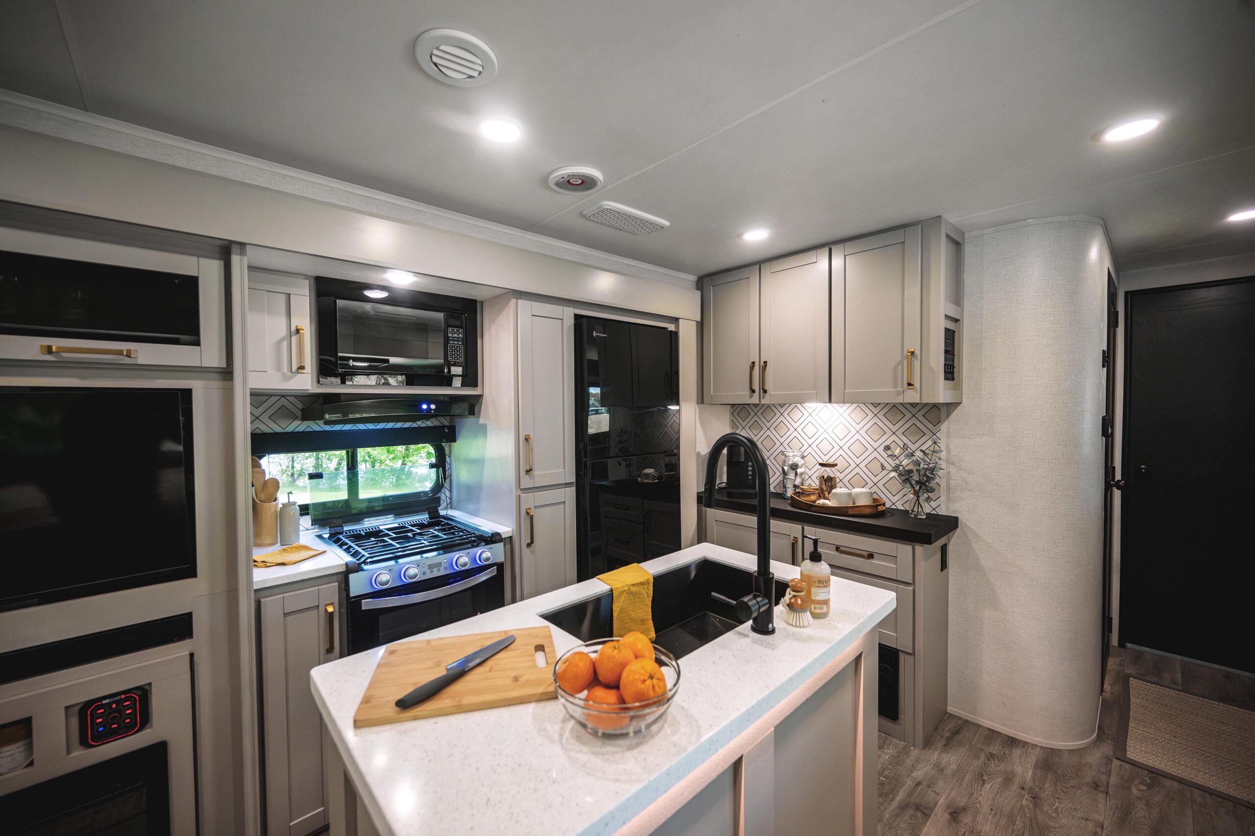 2027 Heartland Sundance 31BROK interior photo 3