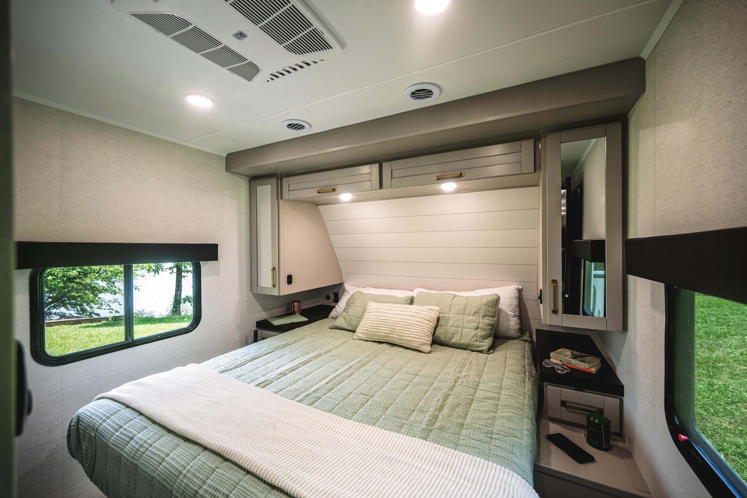 2027 Heartland Sundance 31BROK interior photo 4