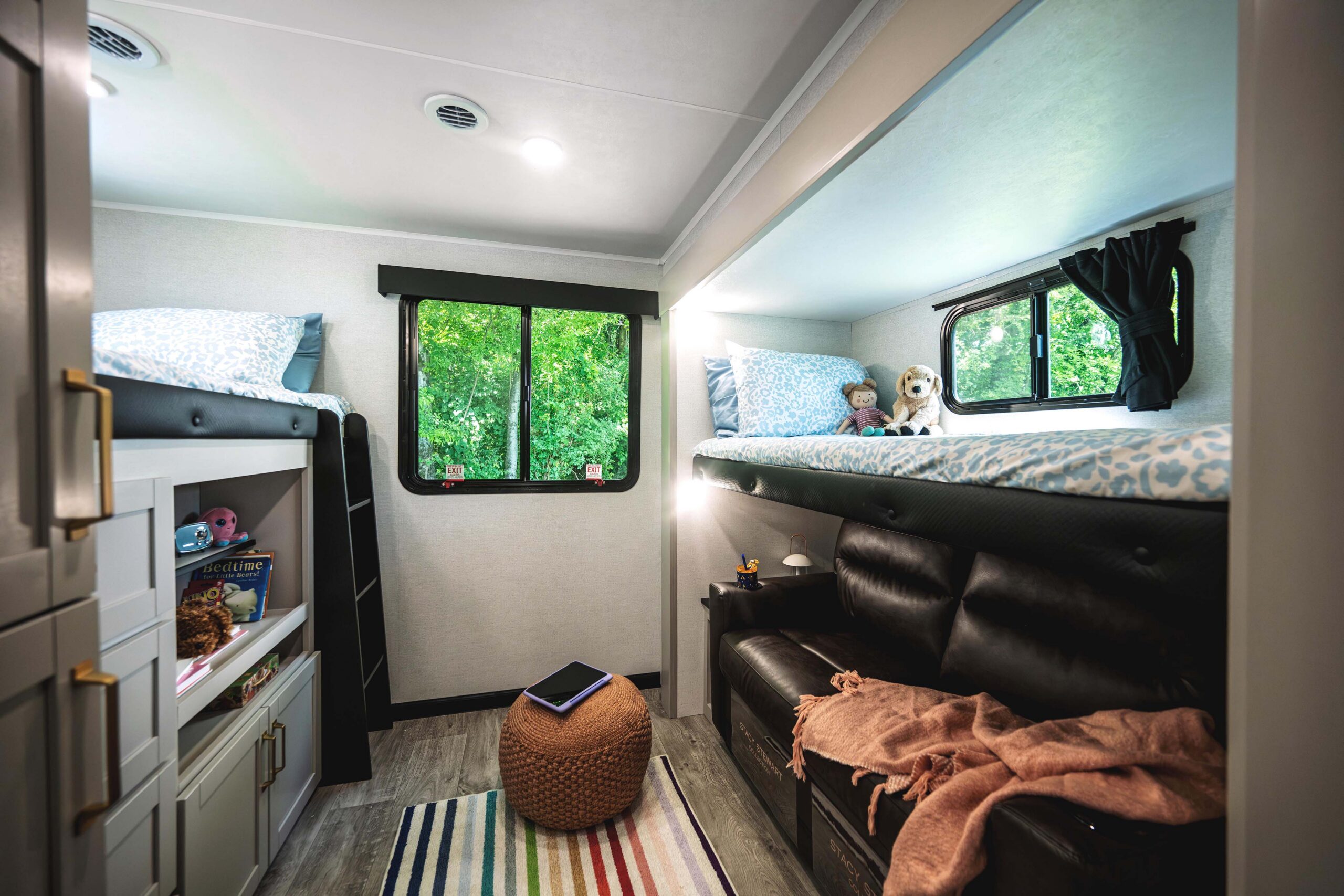 2027 Heartland Sundance 31BROK interior photo 6