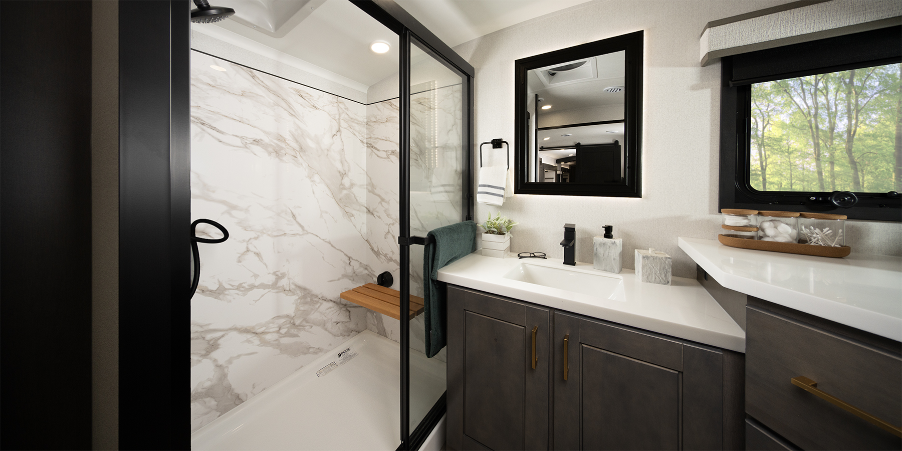 2027 Heartland Bighorn 39FL — Shower