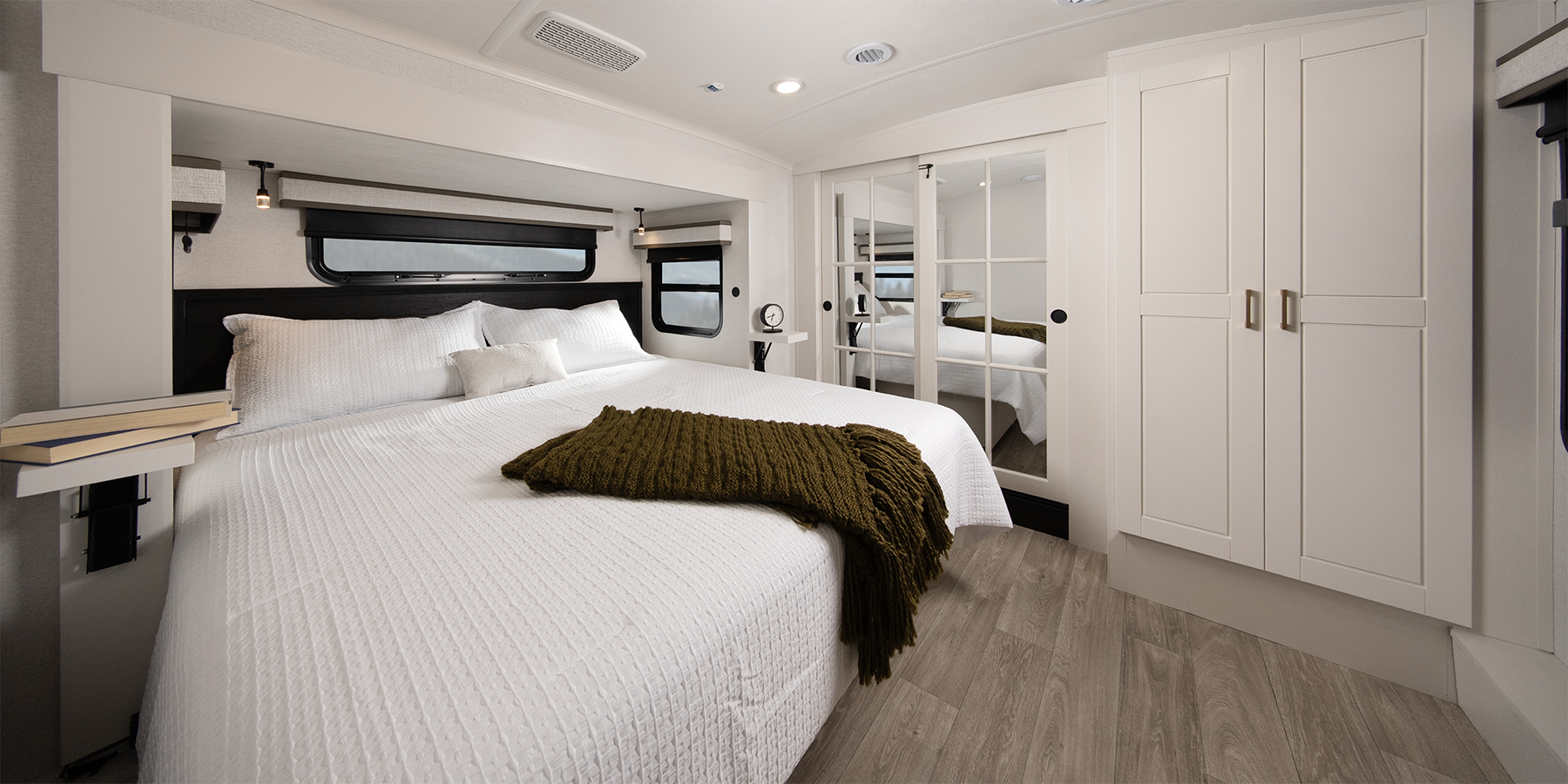 2027 Heartland Bighorn 38RE — bed