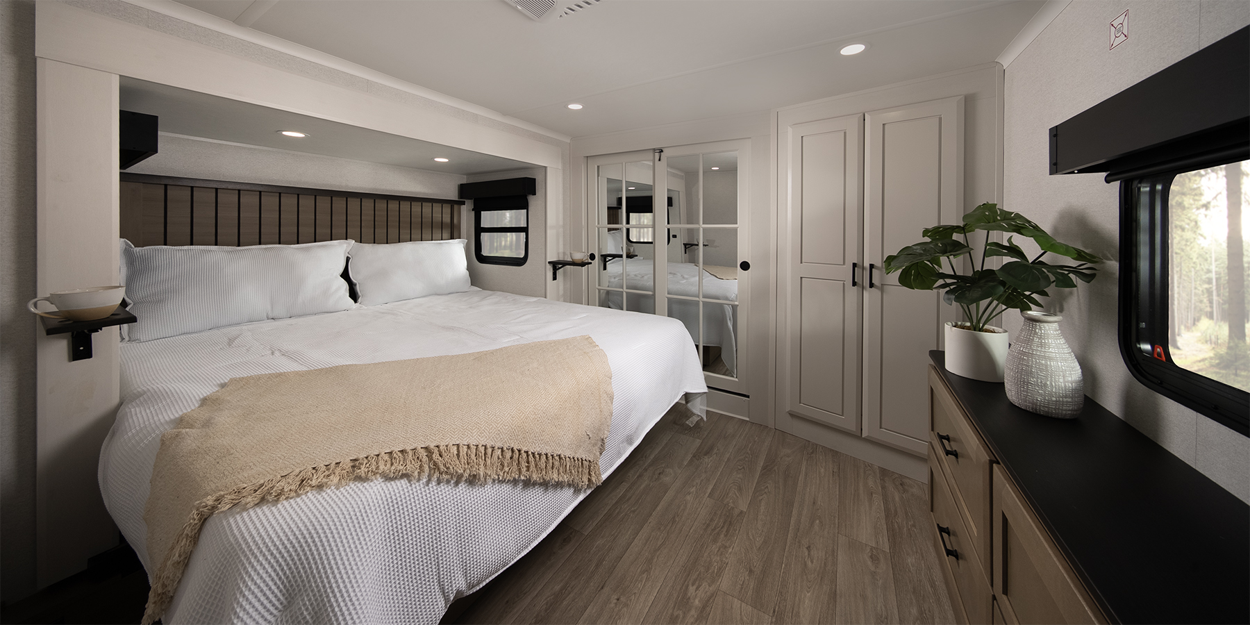 2027 Heartland Cyclone 3914 — bed