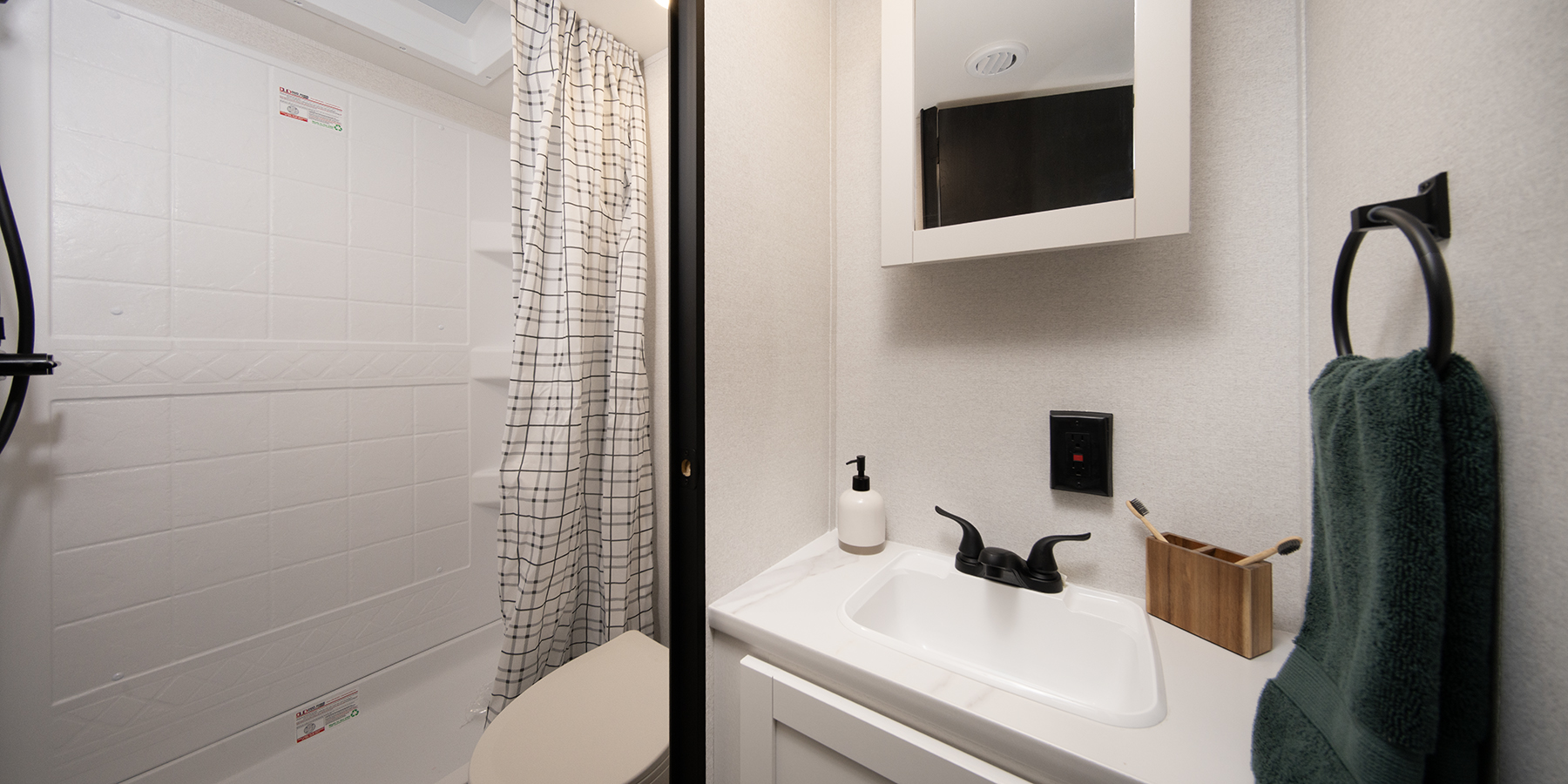 2027 Heartland Prowler 2602BHS — bath